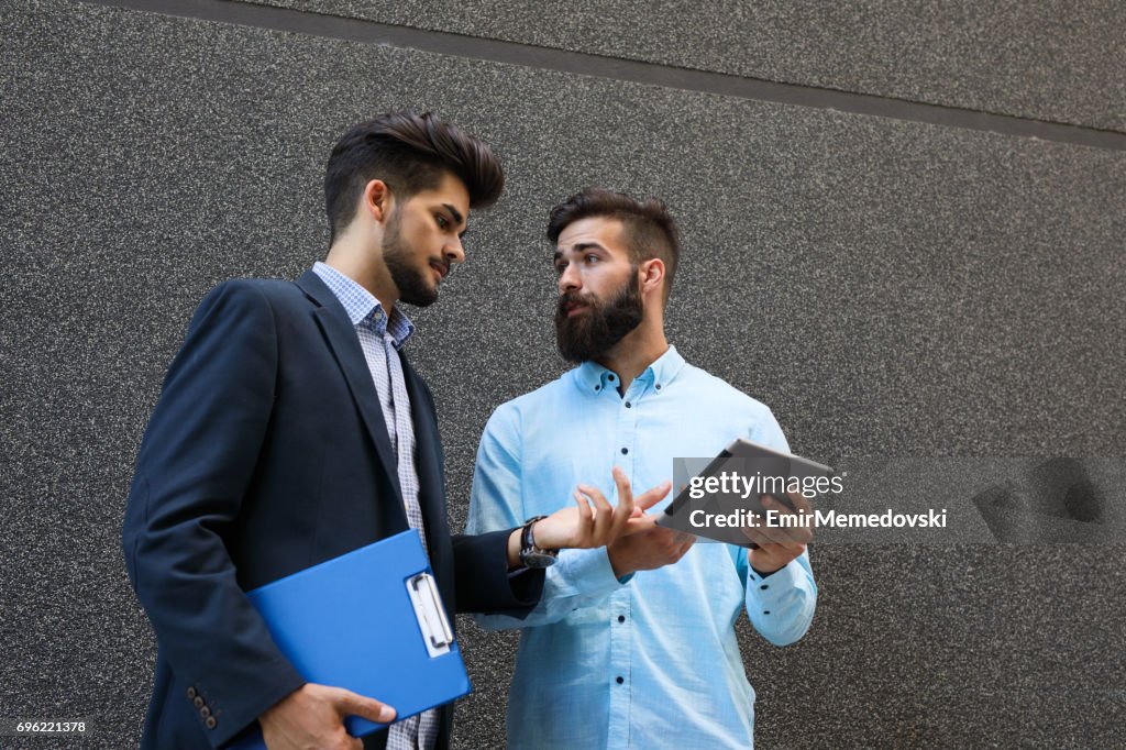 Dos hombre de negocios mirando a una vista previa de su plan de