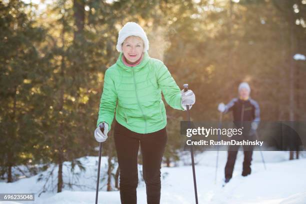 älteres paar auf langlauf sport training. - cross country skis stock-fotos und bilder