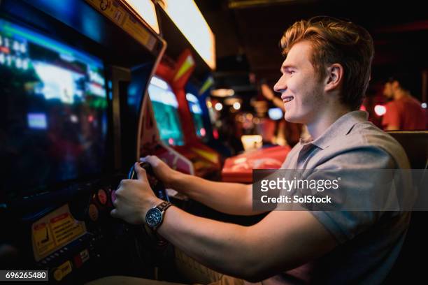 amusement arcade gaming - arcade stockfoto's en -beelden
