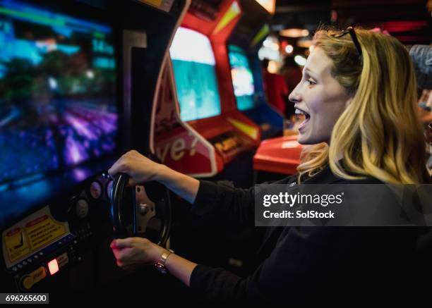 condução arcade - amusement arcade - fotografias e filmes do acervo