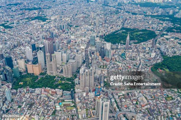 tokyo shinjuku area bird's eye view - regierungsgebäude der präfektur tokio stock-fotos und bilder