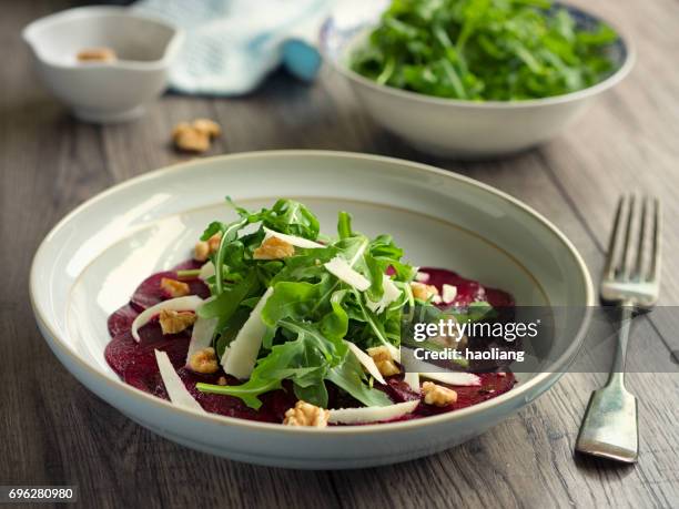 gesunde rote bete und rucola - rucola stock-fotos und bilder