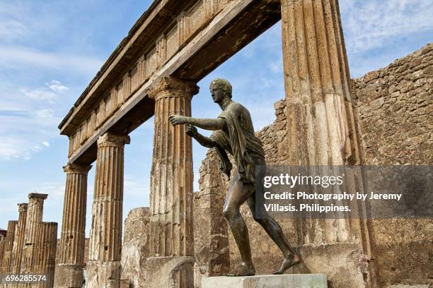 temple of apollo, pompeii - statue-of-apollo-temple foto e immagini stock