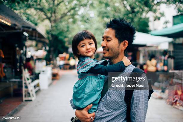 father holding his adorable mixed race daughter - taiwanese ethnicity stockfoto's en -beelden