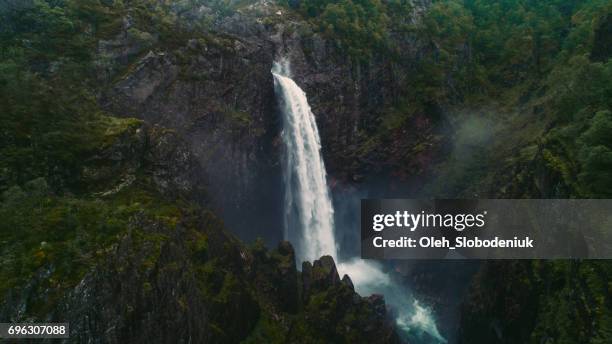 mooie luchtfoto van voringfossen waterval - waterval stockfoto's en -beelden