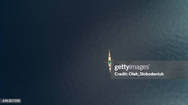 vista aérea da mulher de caiaque no lago nas montanhas - lake superior - fotografias e filmes do acervo