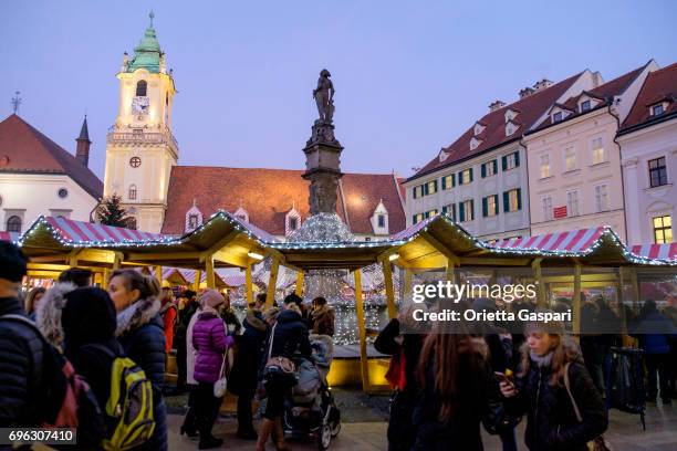 bratislava met kerstmis, de hlavné námestie (main square)-slowakije - slovacchia stockfoto's en -beelden