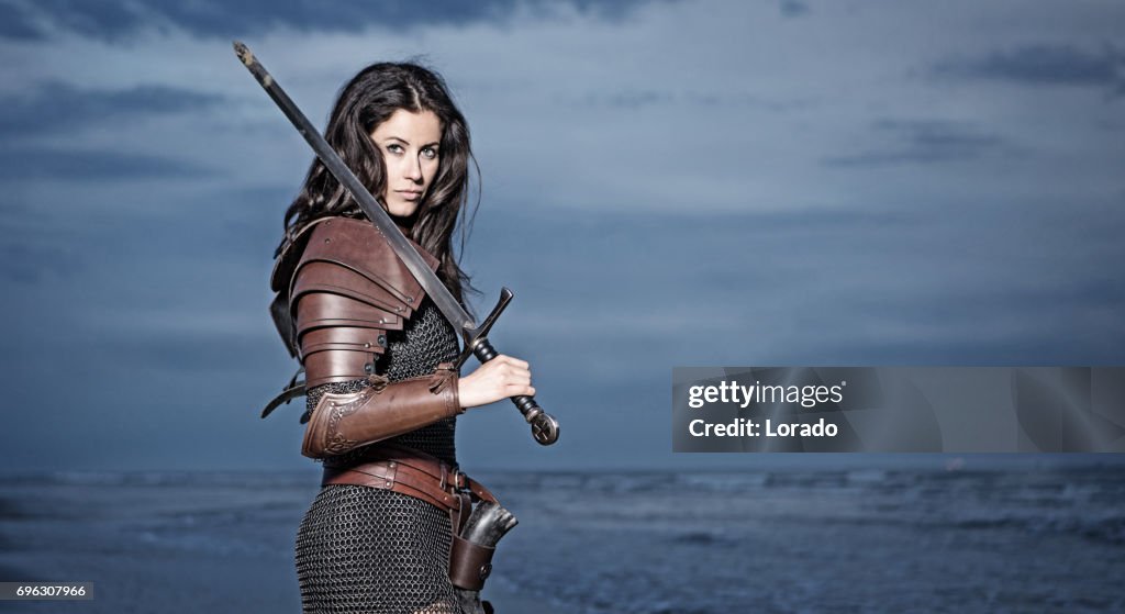 Dark Haired Viking vrouw in de zee in de schemering