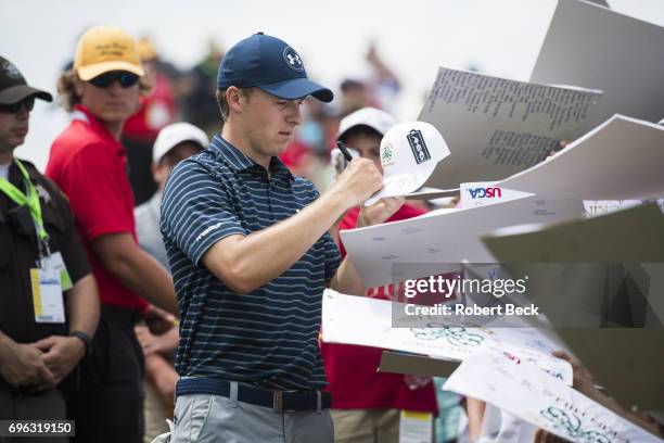 View of Jordan Spieth signing autographs for spectators during Wednesday practice at Erin Hills GC. Hartford, WI 6/14/2017 CREDIT: Robert Beck