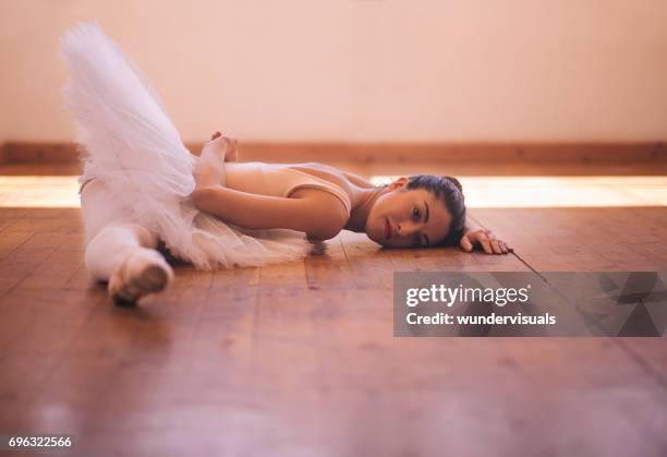 young ballet dancer with tutu doing a side split - leotard and tights stock pictures, royalty-free photos & images