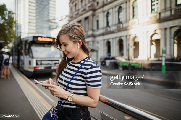 wachten op de tram - melbourne australië stockfoto's en -beelden