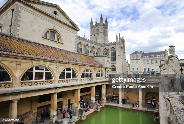 roman bath and abbey perpendicular gothic in england - perpendicular gothic architecture stock-fotos und bilder