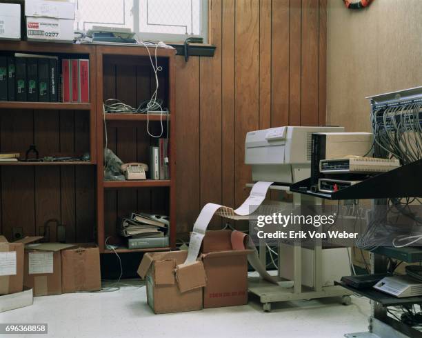 old outdated office interior - obsoleto fotografías e imágenes de stock