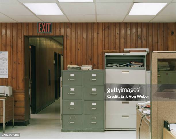 old outdated office interior - office desk no people stock pictures, royalty-free photos & images