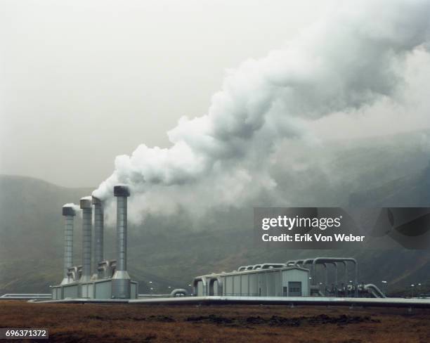 icelandic landscape of geothermal power plant - geothermische centrale stockfoto's en -beelden