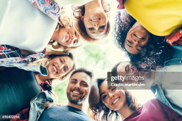 groep vrienden in een cirkel glimlachen - activiteit stockfoto's en -beelden