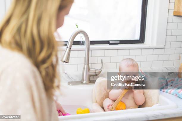 bad tijd! - fat women in bath stockfoto's en -beelden