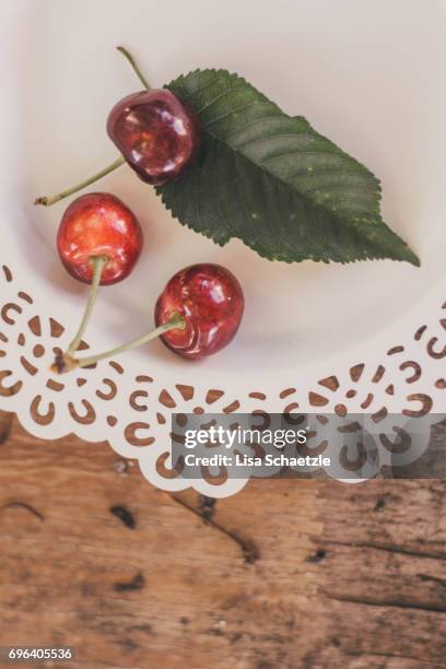 fresh cherries on a plate - kirsche 個照片及圖片檔