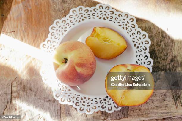 fresh peaches on a plate - speisen - fotografias e filmes do acervo