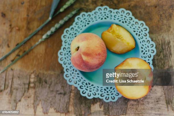 fresh peaches on a plate - speisen - fotografias e filmes do acervo