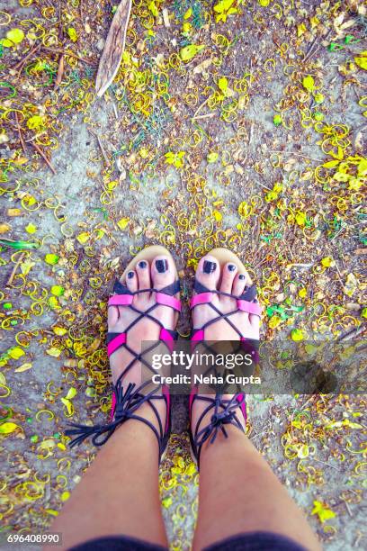 golden shower/cassia fistula - feet selfie woman stockfoto's en -beelden