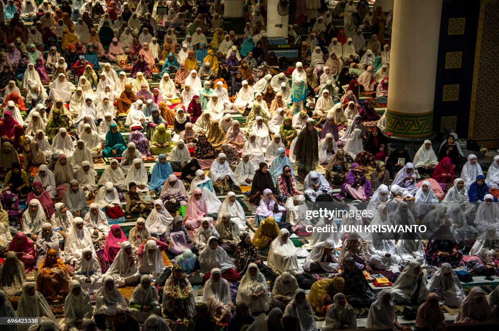 TOPSHOT-INDONESIA-RELIGION-RAMADAN