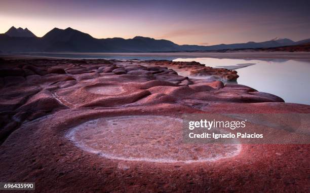 piedras rojas (red stones) lookout at sunrise, atacama desert - atacama stock-fotos und bilder