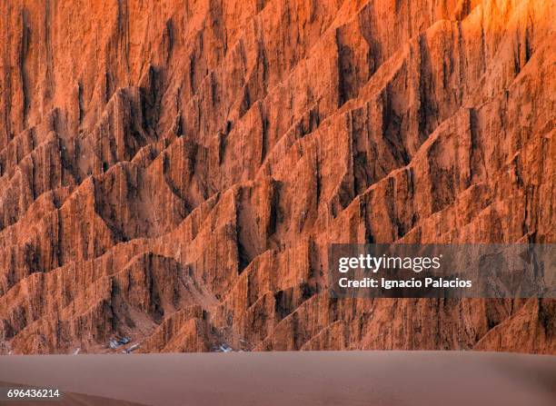 death valley (valle de la muerte) at sunset, atacama desert - valle de la muerte stock-fotos und bilder