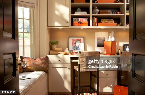interior of a contemporary home office - neat fotografías e imágenes de stock