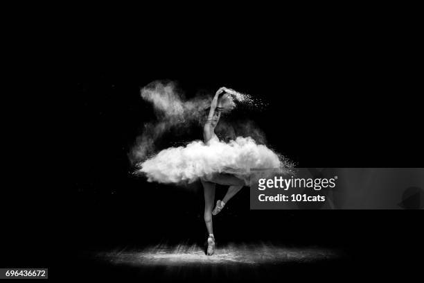 bella ballerina, ballando con polvere sul palco - bianco e nero foto e immagini stock