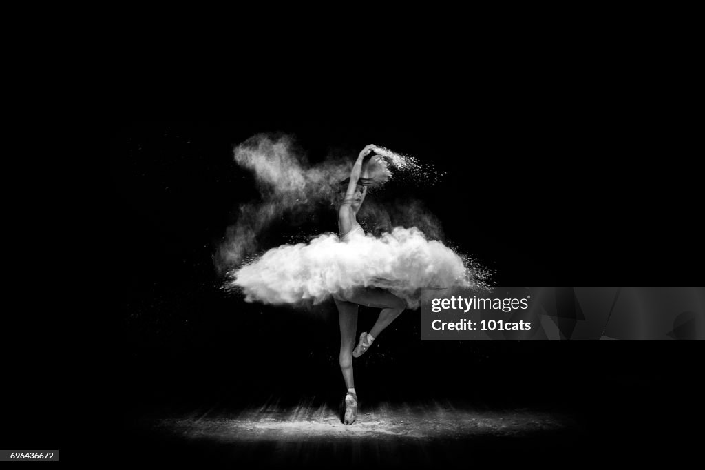 Linda bailarina, dançando com pó no palco