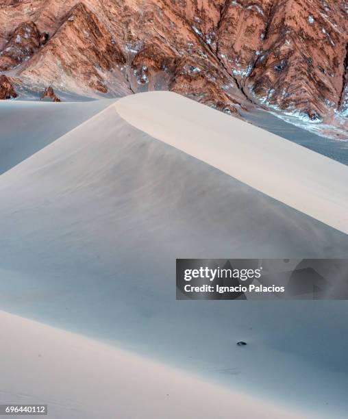 sand dune, valle de la muerte at sunset, atacama desert - valle de la muerte stock-fotos und bilder