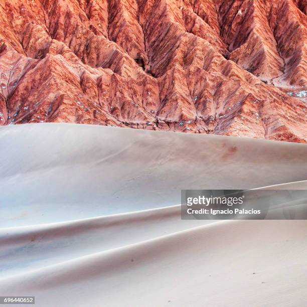 sand dune, valle de la muerte at sunset, atacama desert - valle de la muerte stock-fotos und bilder