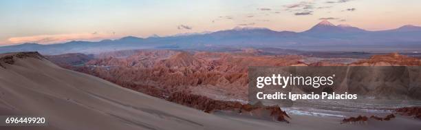 valle de la muerte at sunset, atacama desert - valle de la muerte stock-fotos und bilder