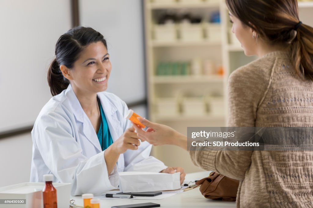 Junge Apotheke Kunde fragt Apotheker Medikamente