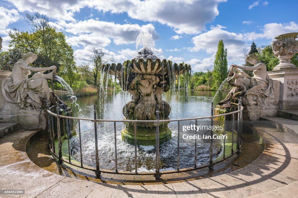 England,London,Hyde Park,Kensington Gardens,The Italian Garden,Fountain