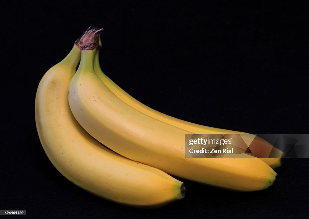 Importancia Humilde alfombra Bananas On Black Background Grand Nain Or Grande Naine Cavendish Banana  High-Res Stock Photo - Getty Images