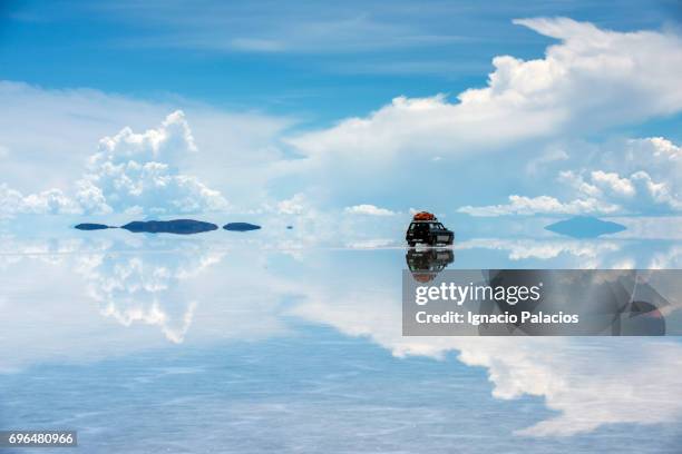 salar de uyuni (salt flats) reflections, mirror effect, uyuni, bolivia - bolivian navy stock pictures, royalty-free photos & images