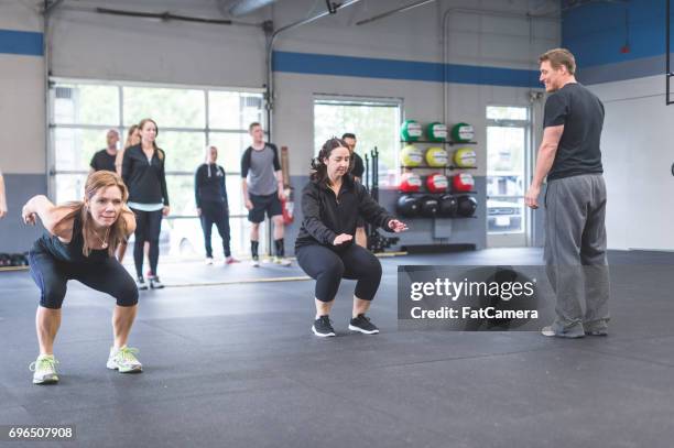 genieten van een goede training samen - verspringen stockfoto's en -beelden