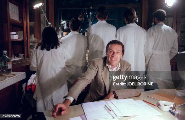 Le Professeur Pierre-Gilles de Gennes pose avec son équipe dans son laboratoire de chimie organique à l'ESPCI à Paris, quelques heures après s'être...