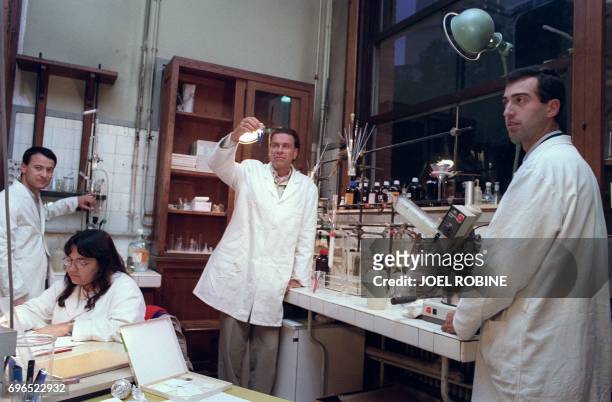 Le Professeur Pierre-Gilles de Gennes pose avec son équipe dans son laboratoire de chimie organique à l'ESPCI à Paris, quelques heures après s'être...