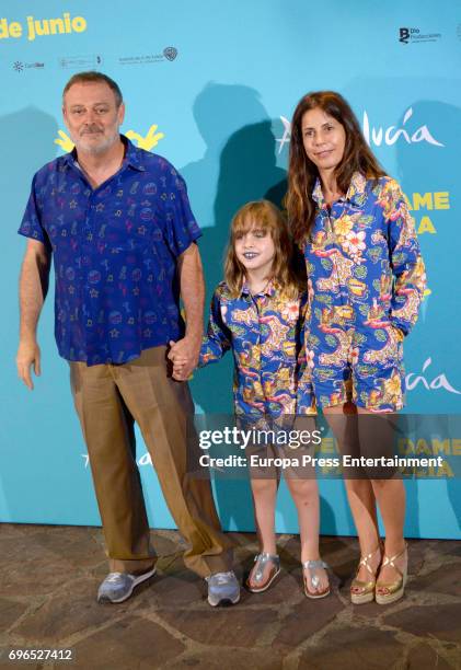 Actor Pablo Carbonell, daugther Mafalda Carbonell and wife Maria Arellano attend the 'Senor, dame paciencia' premiere at Fortuny Palace on June 15,...