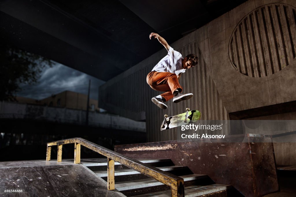 Skater springen auf seinen Skate im skatepark