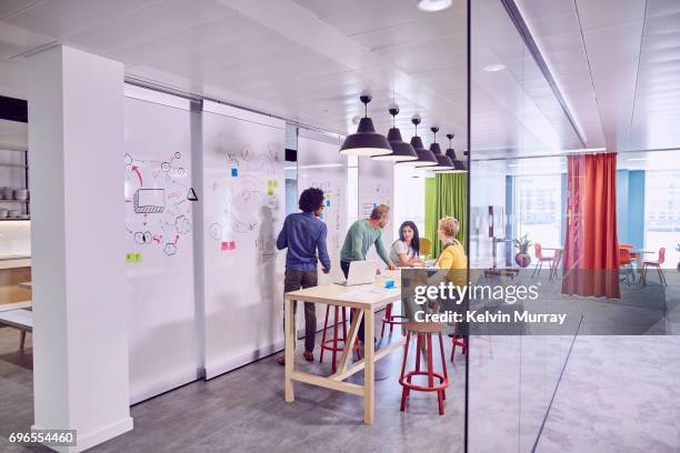 work colleagues brainstorming in creative office - whiteboard visual aid stockfoto's en -beelden