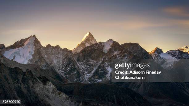 sunrise at ama dablam mountain peak from chola pass - kangtega foto e immagini stock