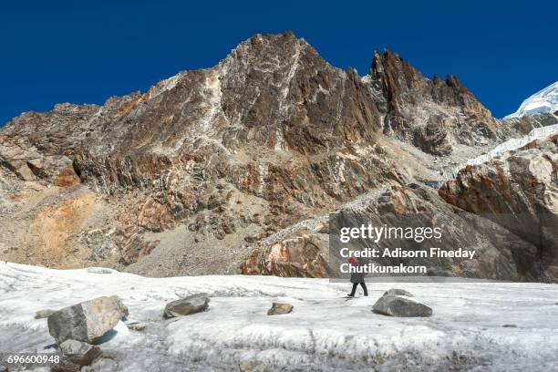 trekker walk on glacier at chola pass, everest region - kangtega foto e immagini stock