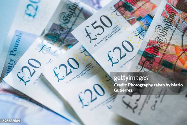 british pound banknotes - divisa accesorio financiero fotografías e imágenes de stock