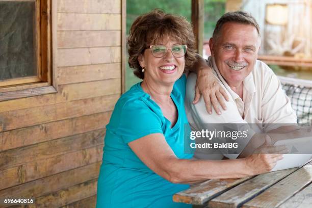 por la tarde en una casa flotante - plataforma flotante fotografías e imágenes de stock