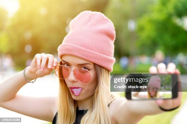 schöne junge hipster mädchen macht selbstportrait auf smartphone-ansicht des bildschirms - camera screen stock-fotos und bilder