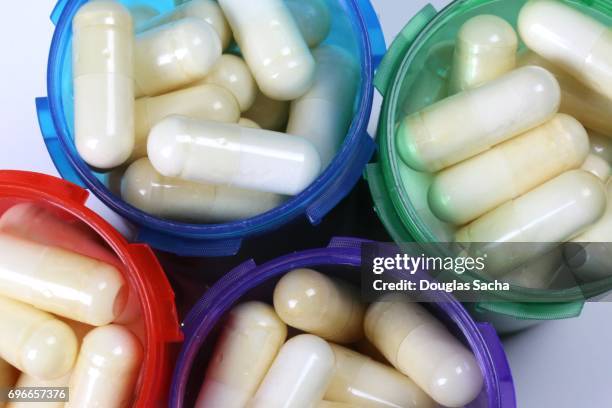 healthcare capsules - anfetaminas fotografías e imágenes de stock